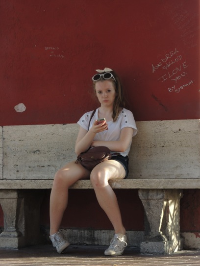 Smartphone smuggler at Pompeii train station