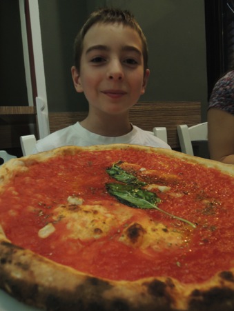 3€ for this enormous Marinara pizza in Naples!